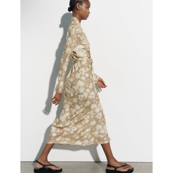 Zara BLOGGERS FAVORITE wrap dress - Picture 3 of 13